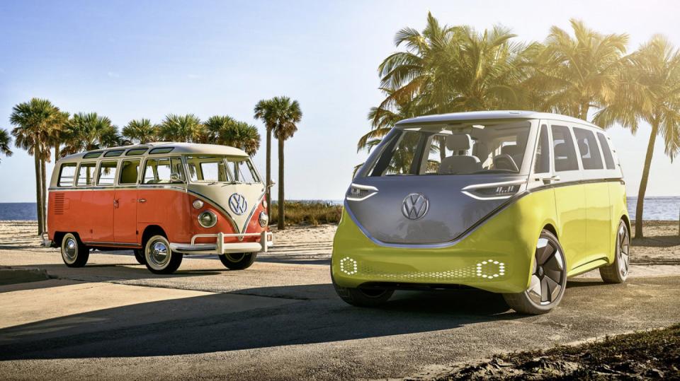 Volkswagen I.D. Buzz Concept se svým předchůdcem.